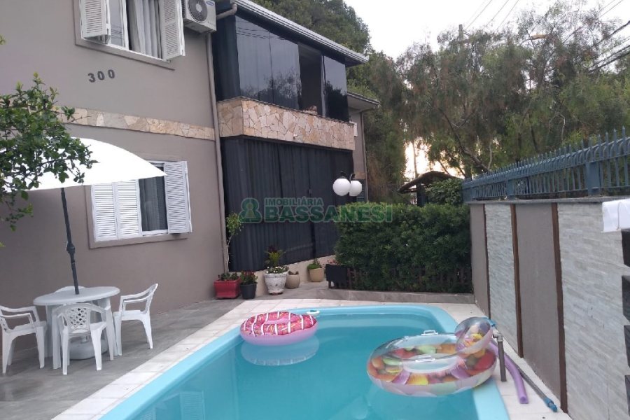 Casa com 281m², 6 dormitórios, 3 vagas, no bairro Cidade Nova em Caxias do Sul para Comprar