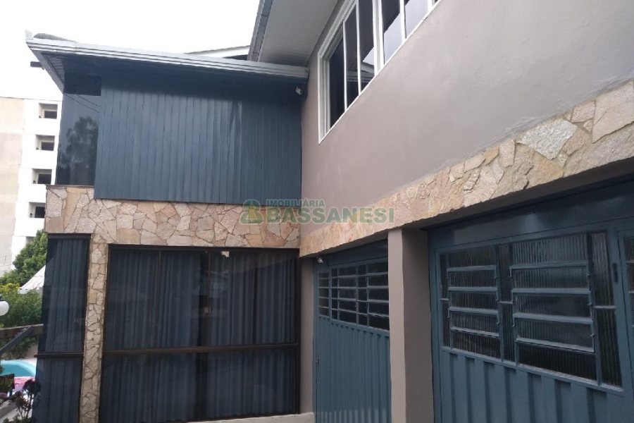 Casa com 281m², 6 dormitórios, 3 vagas, no bairro Cidade Nova em Caxias do Sul para Comprar