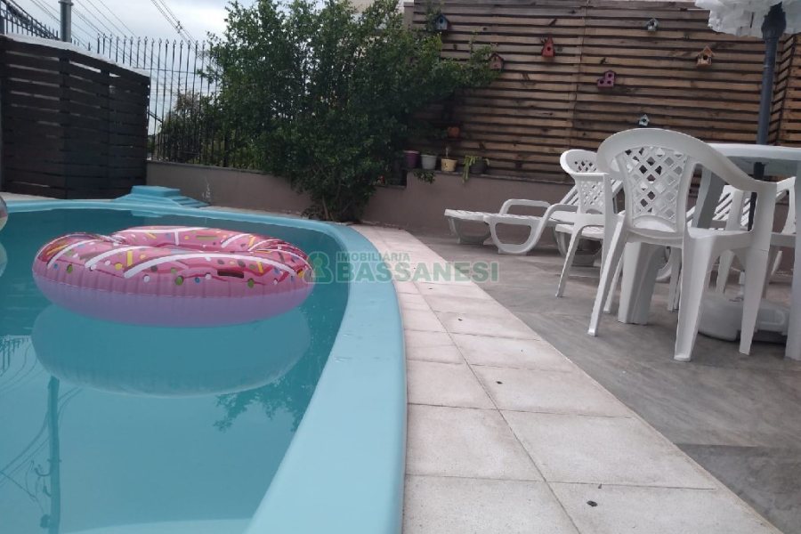 Casa com 281m², 6 dormitórios, 3 vagas, no bairro Cidade Nova em Caxias do Sul para Comprar