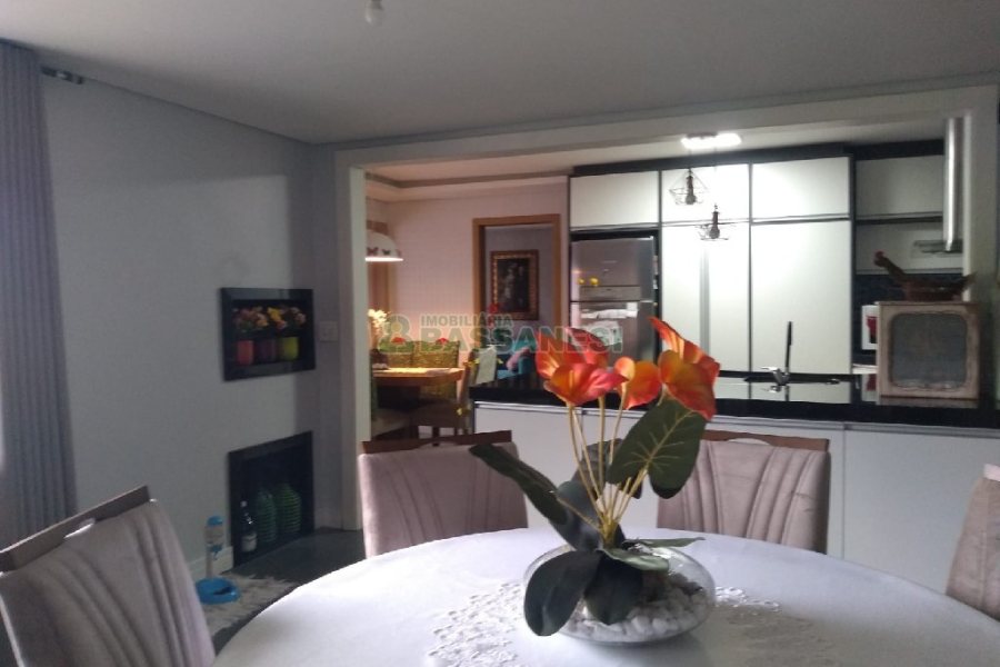 Casa com 281m², 6 dormitórios, 3 vagas, no bairro Cidade Nova em Caxias do Sul para Comprar