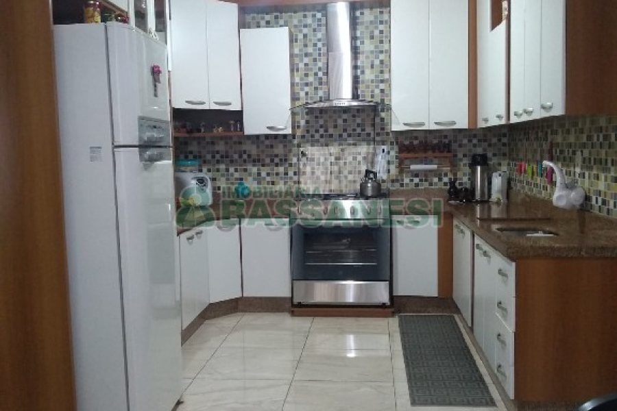 Casa com 281m², 6 dormitórios, 3 vagas, no bairro Cidade Nova em Caxias do Sul para Comprar