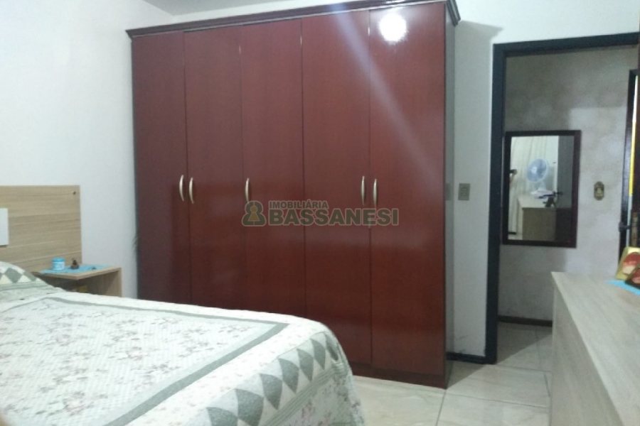 Casa com 281m², 6 dormitórios, 3 vagas, no bairro Cidade Nova em Caxias do Sul para Comprar