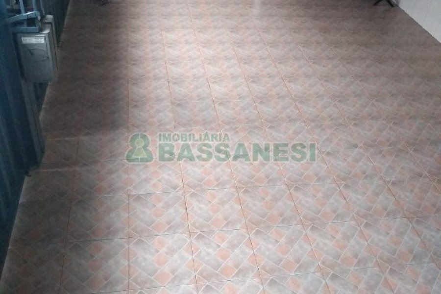 Casa com 281m², 6 dormitórios, 3 vagas, no bairro Cidade Nova em Caxias do Sul para Comprar