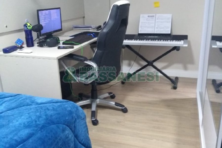 Casa com 281m², 6 dormitórios, 3 vagas, no bairro Cidade Nova em Caxias do Sul para Comprar