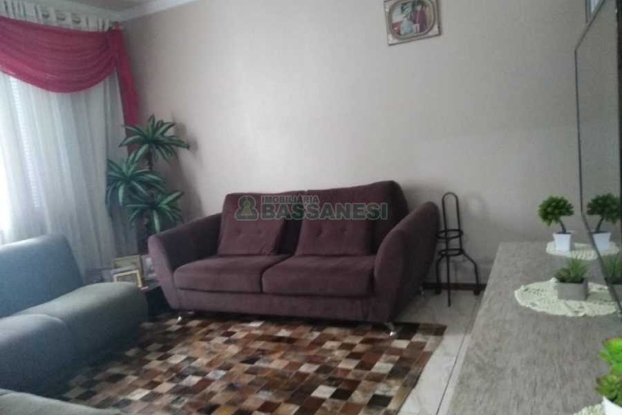 Casa com 281m², 6 dormitórios, 3 vagas, no bairro Cidade Nova em Caxias do Sul para Comprar