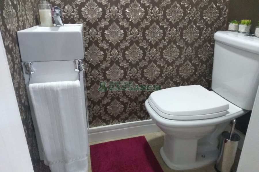 Casa com 281m², 6 dormitórios, 3 vagas, no bairro Cidade Nova em Caxias do Sul para Comprar