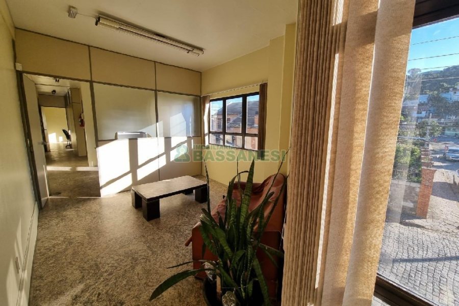 Pavilhão com 450m², no bairro São José em Caxias do Sul para Comprar