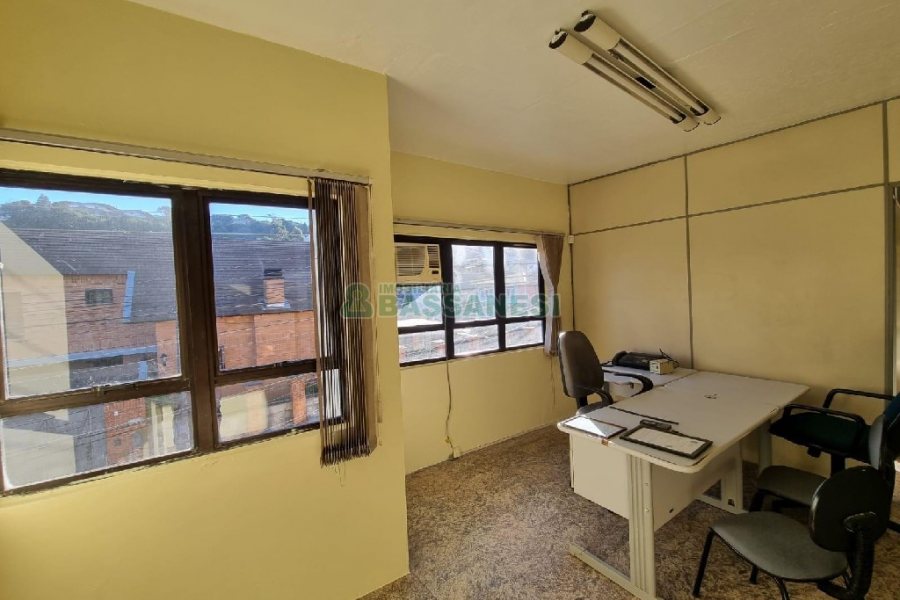 Pavilhão com 450m², no bairro São José em Caxias do Sul para Comprar