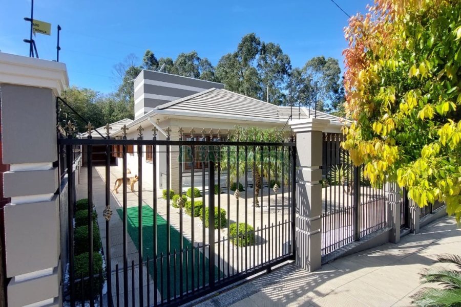 Casa com 213m², 3 dormitórios, 4 vagas, no bairro Desvio Rizzo em Caxias do Sul para Comprar