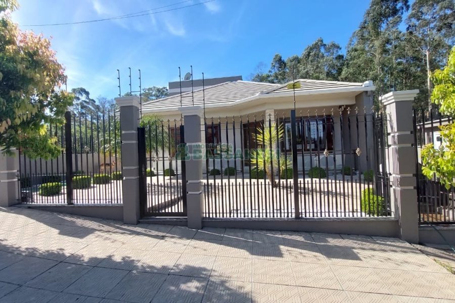 Casa com 213m², 3 dormitórios, 4 vagas, no bairro Desvio Rizzo em Caxias do Sul para Comprar