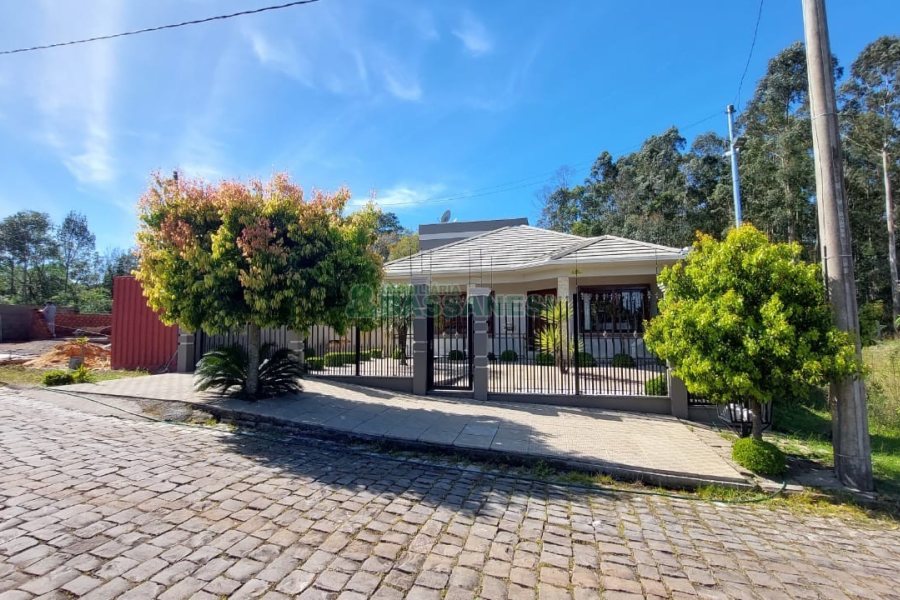 Casa com 213m², 3 dormitórios, 4 vagas, no bairro Desvio Rizzo em Caxias do Sul para Comprar