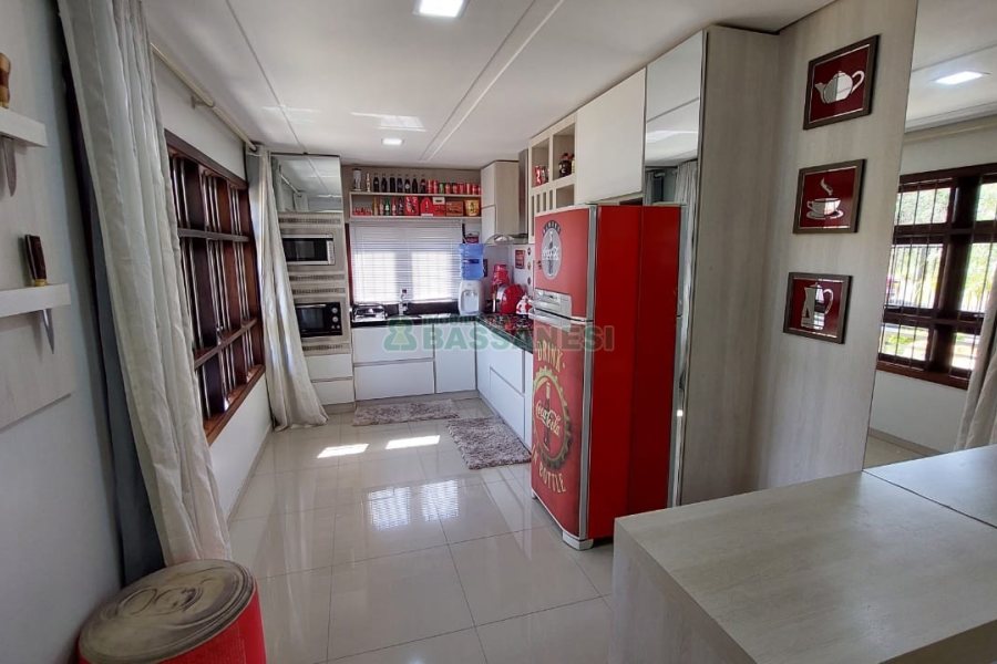 Casa com 213m², 3 dormitórios, 4 vagas, no bairro Desvio Rizzo em Caxias do Sul para Comprar