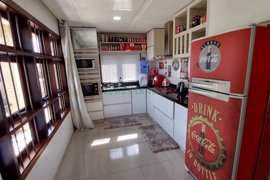 Casa com 213m², 3 dormitórios, 4 vagas, no bairro Desvio Rizzo em Caxias do Sul para Comprar