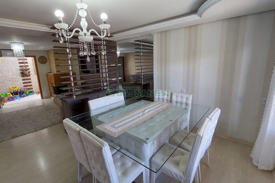 Casa com 213m², 3 dormitórios, 4 vagas, no bairro Desvio Rizzo em Caxias do Sul para Comprar