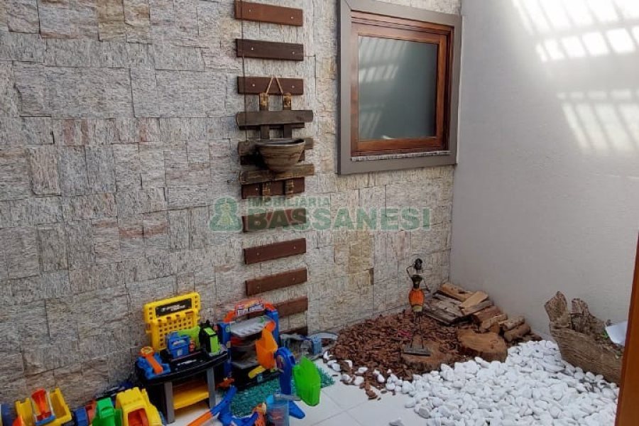 Casa com 213m², 3 dormitórios, 4 vagas, no bairro Desvio Rizzo em Caxias do Sul para Comprar