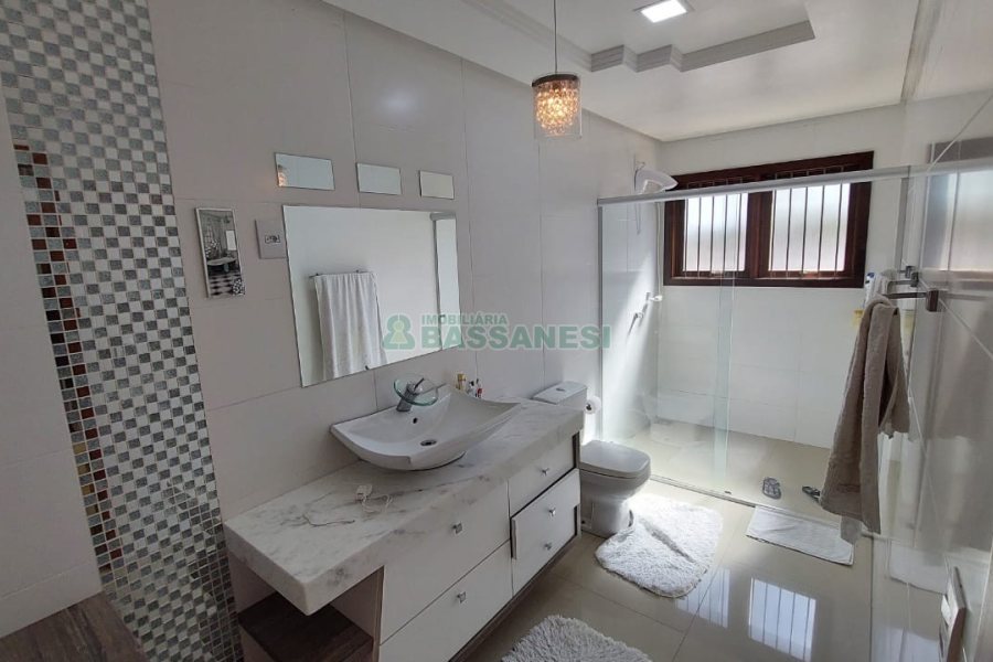 Casa com 213m², 3 dormitórios, 4 vagas, no bairro Desvio Rizzo em Caxias do Sul para Comprar