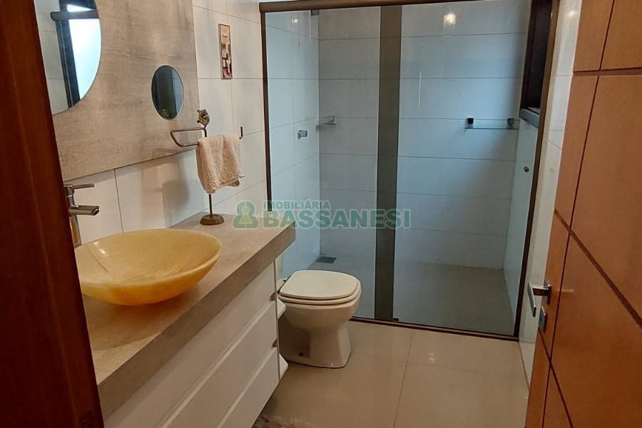 Casa com 213m², 3 dormitórios, 4 vagas, no bairro Desvio Rizzo em Caxias do Sul para Comprar