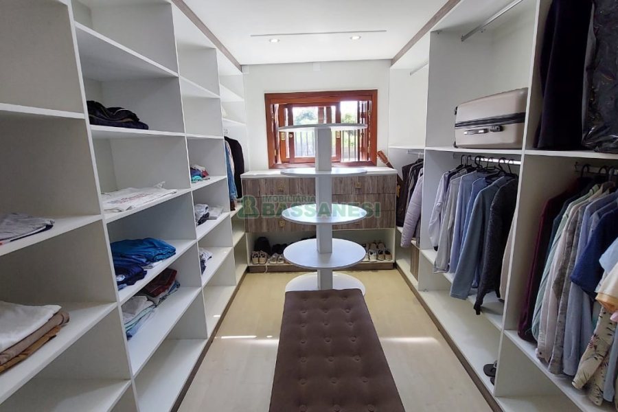 Casa com 213m², 3 dormitórios, 4 vagas, no bairro Desvio Rizzo em Caxias do Sul para Comprar