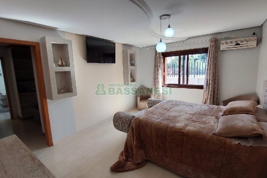 Casa com 213m², 3 dormitórios, 4 vagas, no bairro Desvio Rizzo em Caxias do Sul para Comprar