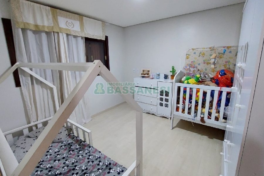 Casa com 213m², 3 dormitórios, 4 vagas, no bairro Desvio Rizzo em Caxias do Sul para Comprar