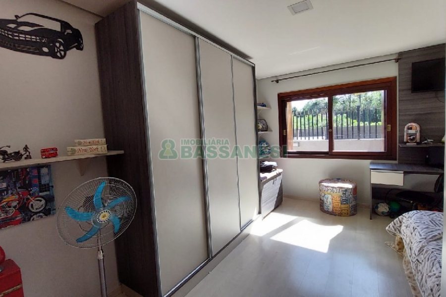 Casa com 213m², 3 dormitórios, 4 vagas, no bairro Desvio Rizzo em Caxias do Sul para Comprar