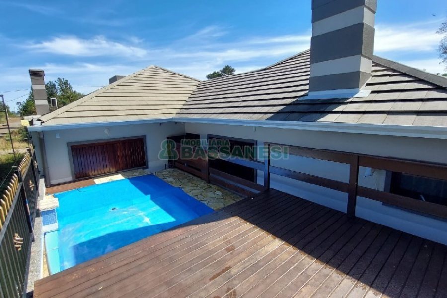 Casa com 213m², 3 dormitórios, 4 vagas, no bairro Desvio Rizzo em Caxias do Sul para Comprar