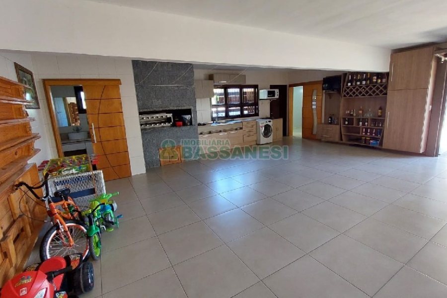 Casa com 213m², 3 dormitórios, 4 vagas, no bairro Desvio Rizzo em Caxias do Sul para Comprar