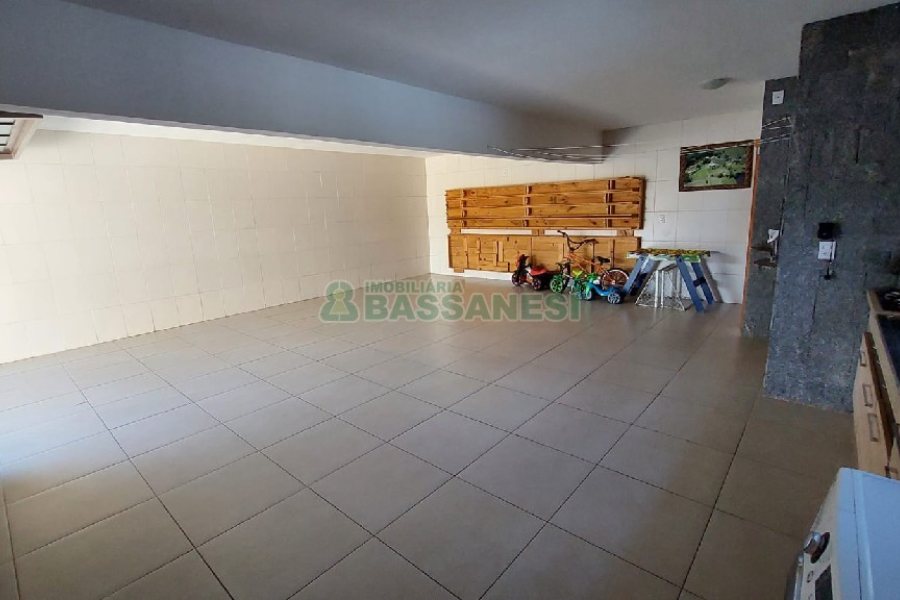 Casa com 213m², 3 dormitórios, 4 vagas, no bairro Desvio Rizzo em Caxias do Sul para Comprar