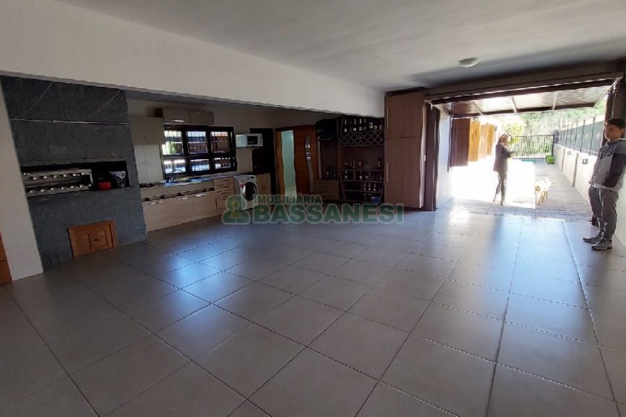 Casa com 213m², 3 dormitórios, 4 vagas, no bairro Desvio Rizzo em Caxias do Sul para Comprar