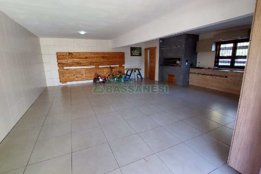 Casa com 213m², 3 dormitórios, 4 vagas, no bairro Desvio Rizzo em Caxias do Sul para Comprar