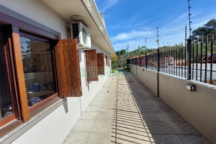 Casa com 213m², 3 dormitórios, 4 vagas, no bairro Desvio Rizzo em Caxias do Sul para Comprar