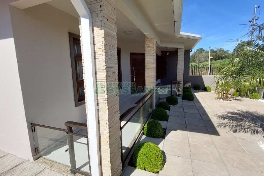 Casa com 213m², 3 dormitórios, 4 vagas, no bairro Desvio Rizzo em Caxias do Sul para Comprar