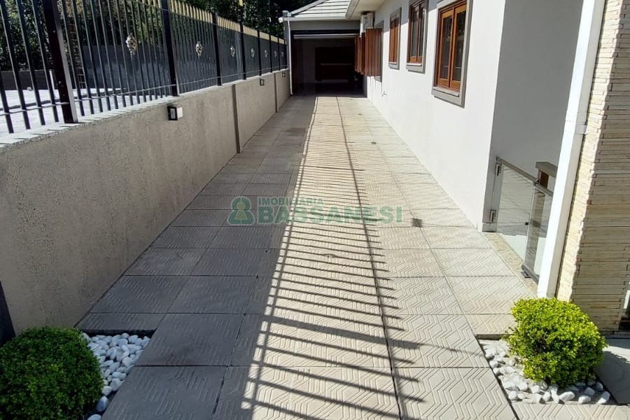 Casa com 213m², 3 dormitórios, 4 vagas, no bairro Desvio Rizzo em Caxias do Sul para Comprar