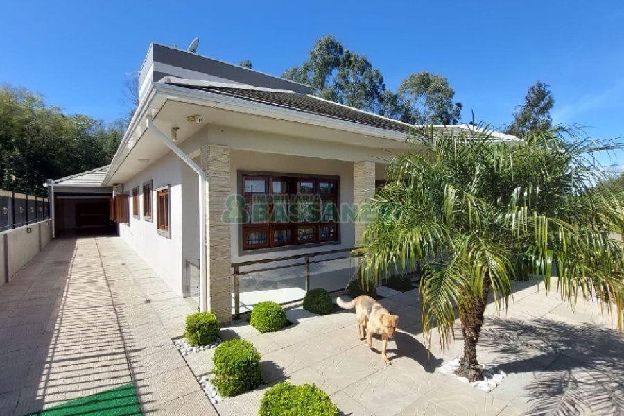 Casa com 213m², 3 dormitórios, 4 vagas, no bairro Desvio Rizzo em Caxias do Sul para Comprar
