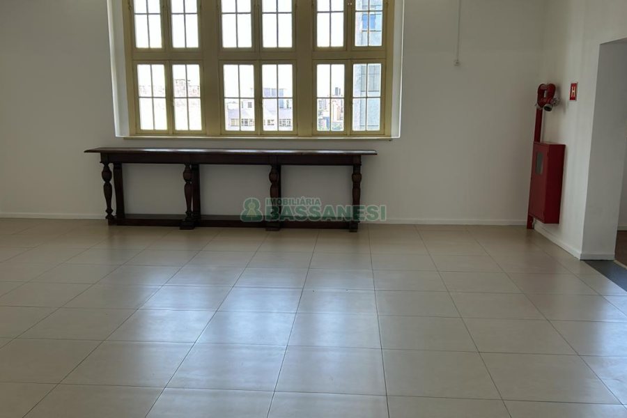 Sala com 280m², no bairro Centro em Caxias do Sul para Alugar