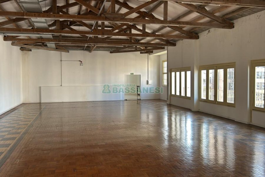Sala com 280m², no bairro Centro em Caxias do Sul para Alugar