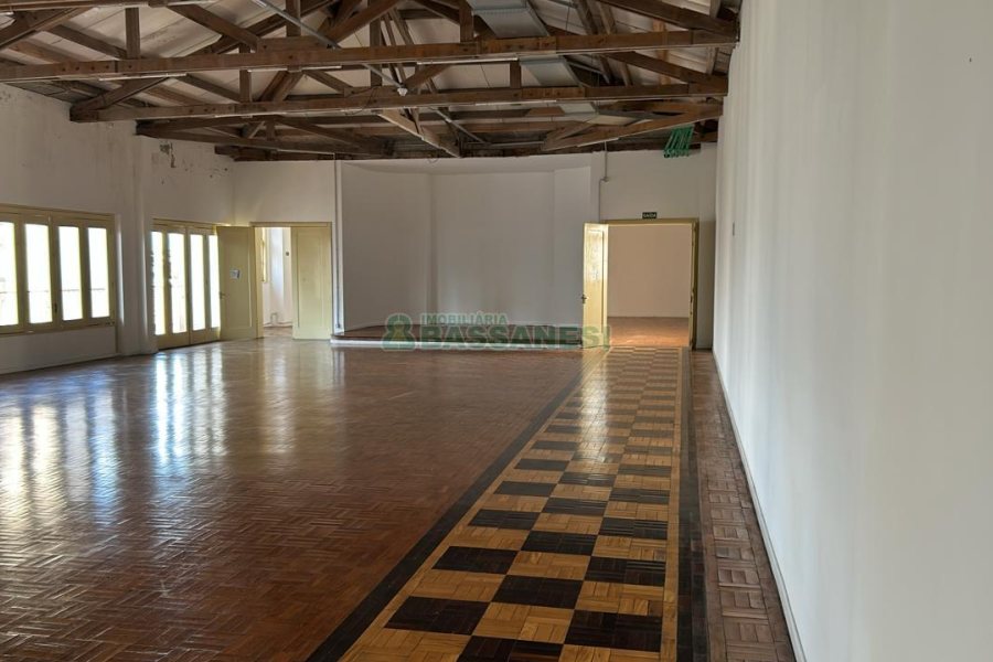 Sala com 280m², no bairro Centro em Caxias do Sul para Alugar