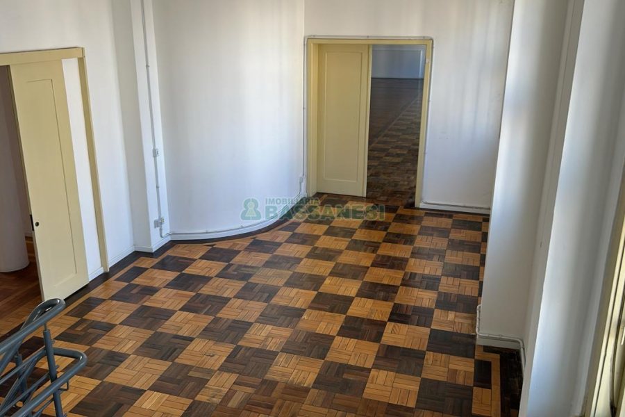 Sala com 280m², no bairro Centro em Caxias do Sul para Alugar