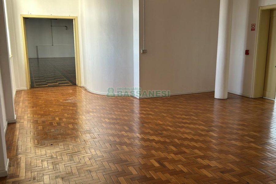 Sala com 280m², no bairro Centro em Caxias do Sul para Alugar