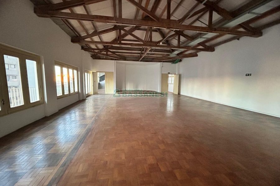 Sala com 280m², no bairro Centro em Caxias do Sul para Alugar