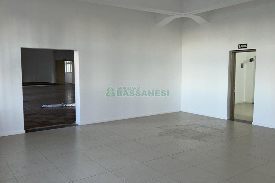 Sala com 280m², no bairro Centro em Caxias do Sul para Alugar