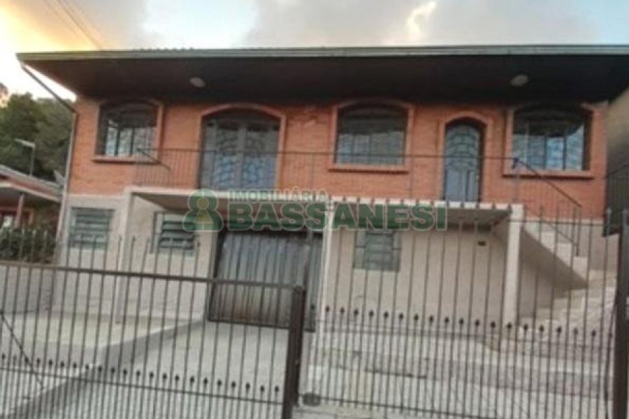 Casa com 208m², 3 dormitórios, 3 vagas, no bairro Planalto em Caxias do Sul para Comprar