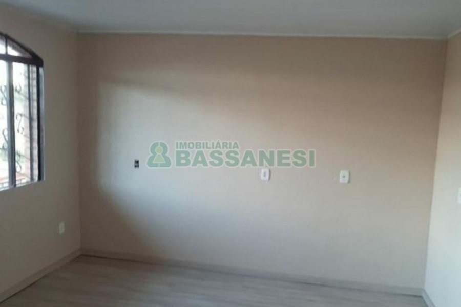Casa com 208m², 3 dormitórios, 3 vagas, no bairro Planalto em Caxias do Sul para Comprar