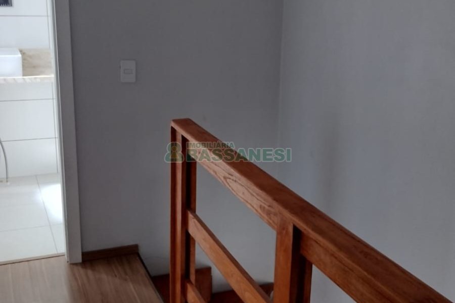 Sobrado com 73m², 3 dormitórios, 1 vaga, no bairro Esplanada em Caxias do Sul para Comprar