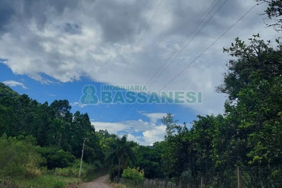 Chácara, 2 dormitórios, 1 vaga, no bairro Galópolis em Caxias do Sul para Comprar