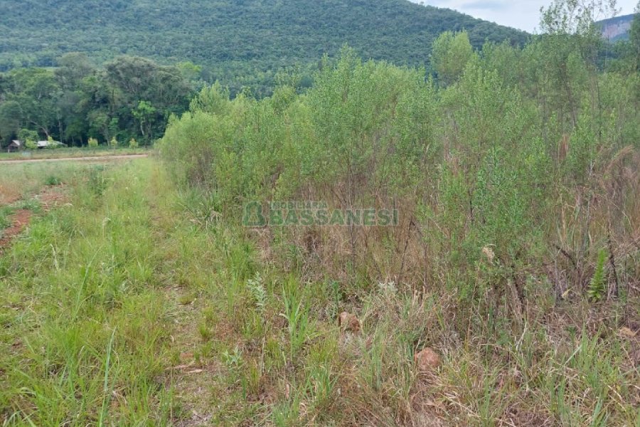 Chácara, 2 dormitórios, 1 vaga, no bairro Galópolis em Caxias do Sul para Comprar