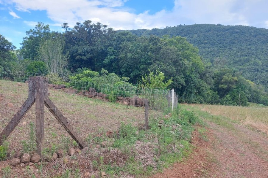 Chácara, 2 dormitórios, 1 vaga, no bairro Galópolis em Caxias do Sul para Comprar