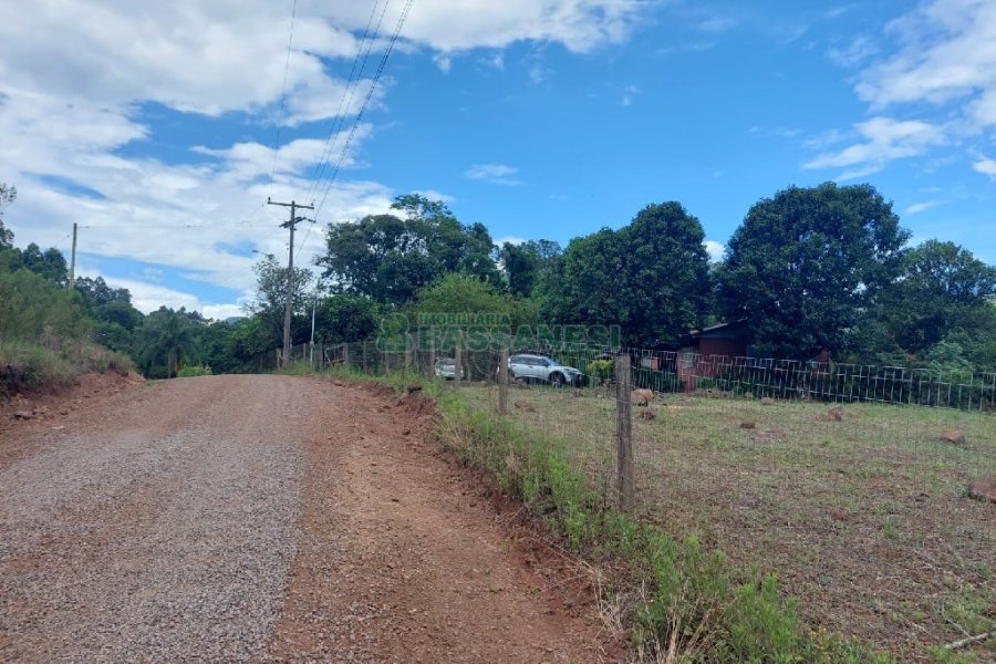 Chácara, 2 dormitórios, 1 vaga, no bairro Galópolis em Caxias do Sul para Comprar