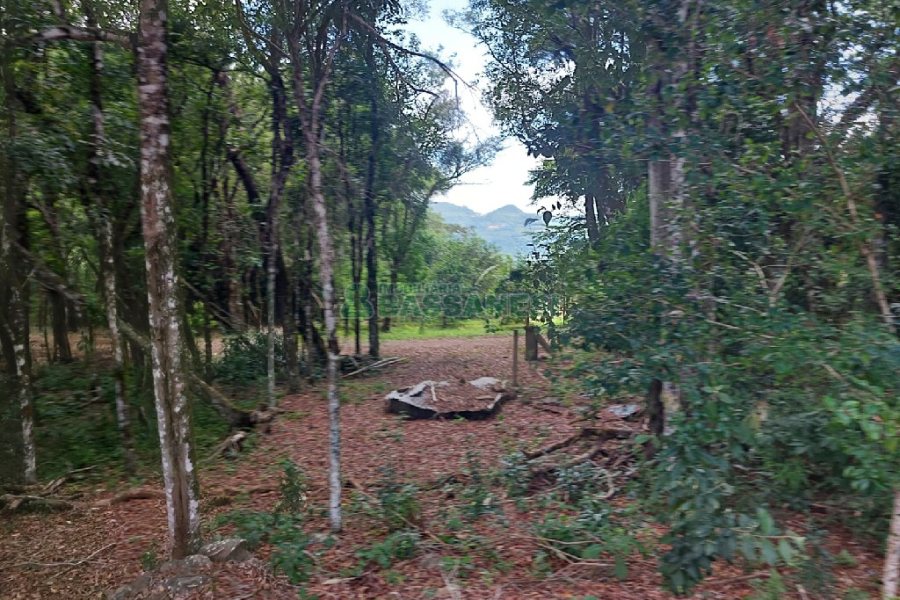 Chácara, 2 dormitórios, 1 vaga, no bairro Galópolis em Caxias do Sul para Comprar