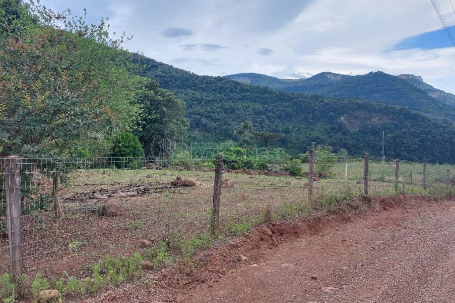Chácara, 2 dormitórios, 1 vaga, no bairro Galópolis em Caxias do Sul para Comprar